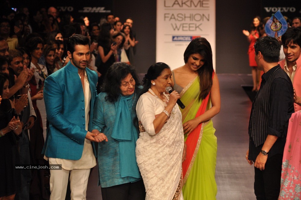 Celebs Walks the Ramp at LFW Summer Resort 2013 - 22 / 186 photos