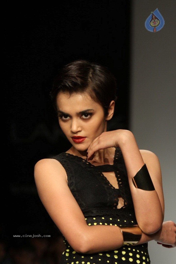 Celebs Walks the Ramp at LFW Summer Resort 2013 - 23 / 186 photos