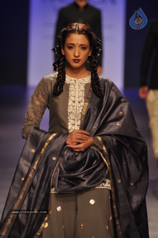 Celebs Walks the Ramp at LFW Summer Resort 2013 - 32 / 186 photos