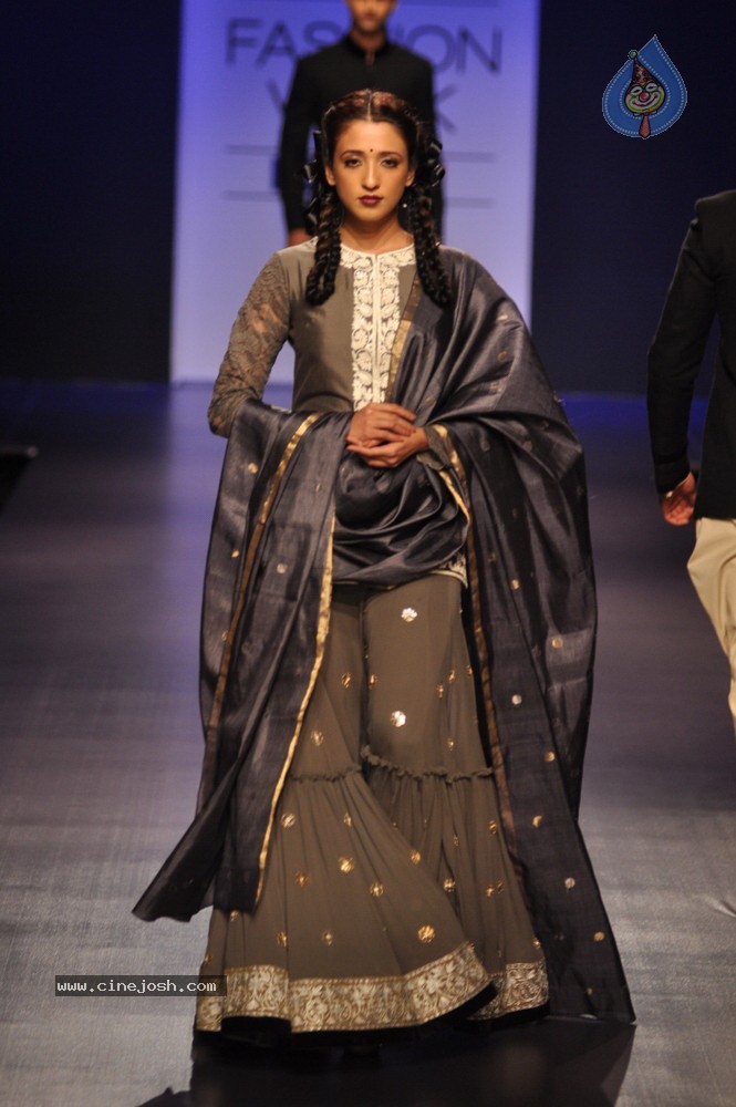 Celebs Walks the Ramp at LFW Summer Resort 2013 - 77 / 186 photos