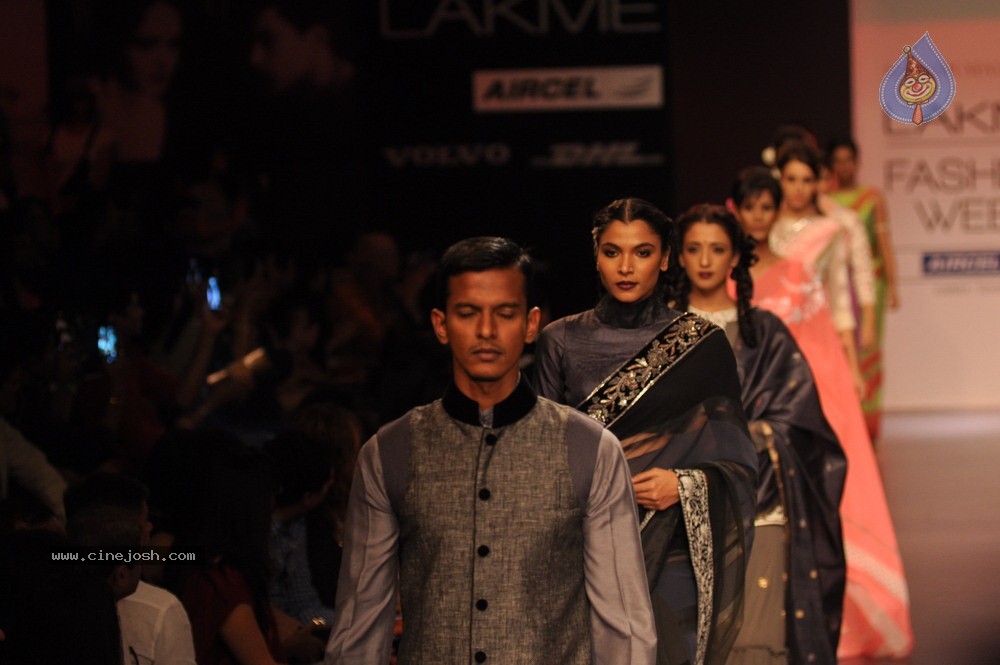 Celebs Walks the Ramp at LFW Summer Resort 2013 - 87 / 186 photos