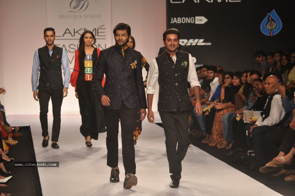 Celebs Walks the Ramp at LFW Summer Resort 2014 - 18 / 101 photos