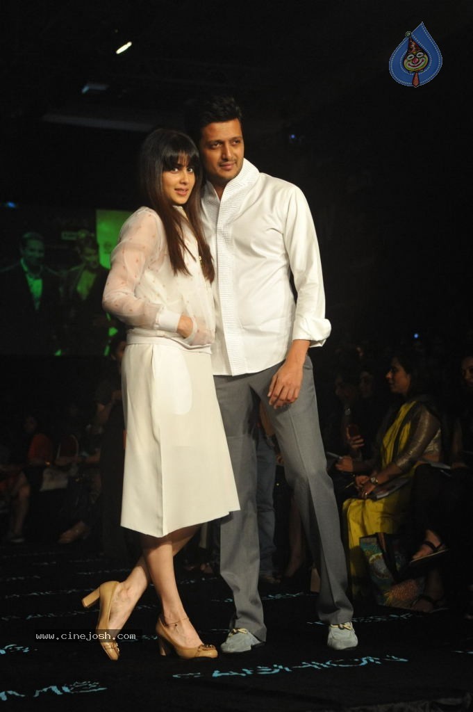 Celebs Walks the Ramp at LFW Summer Resort 2014 - 57 / 101 photos