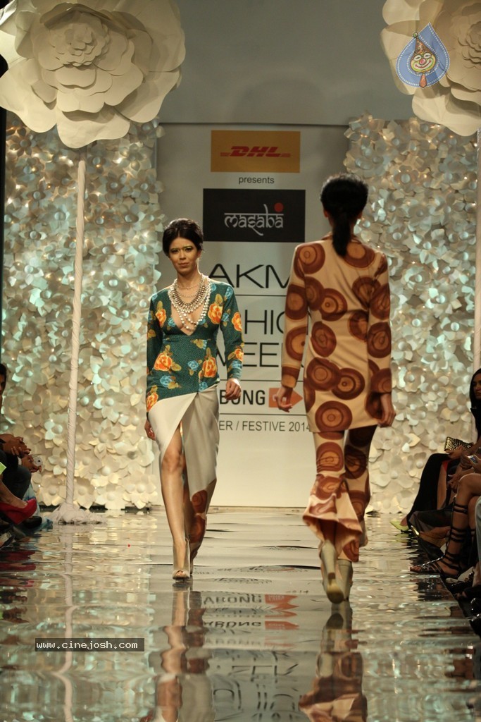 Celebs Walks the Ramp at LFW Winter Festive 2014 - 48 / 117 photos