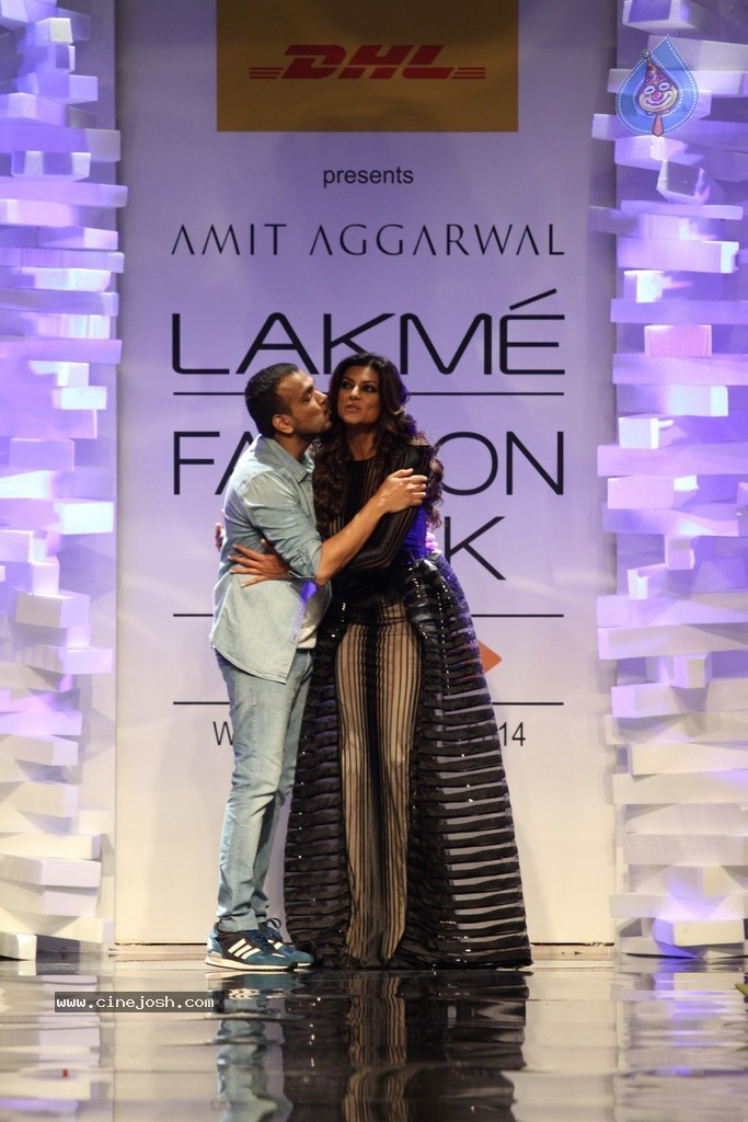 Celebs Walks the Ramp at LFW Winter Festive 2014 - 71 / 117 photos