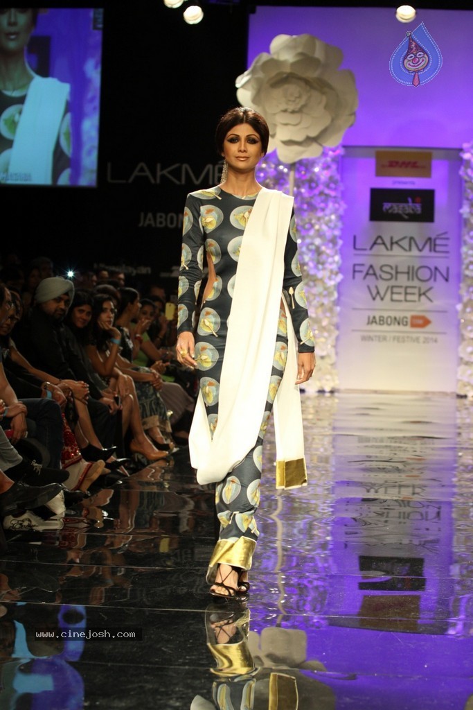 Celebs Walks the Ramp at LFW Winter Festive 2014 - 99 / 117 photos