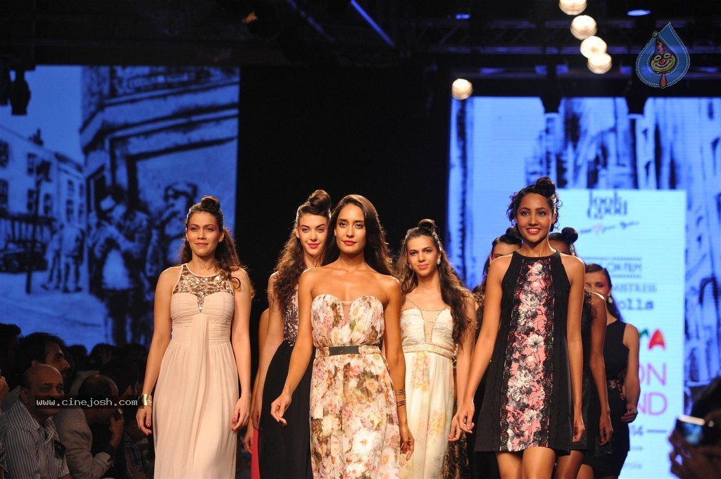 Celebs Walks the Ramp at Myntra Fashion Weekend 2014 - 22 / 360 photos