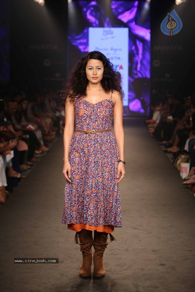 Celebs Walks the Ramp at Myntra Fashion Weekend 2014 - 44 / 360 photos