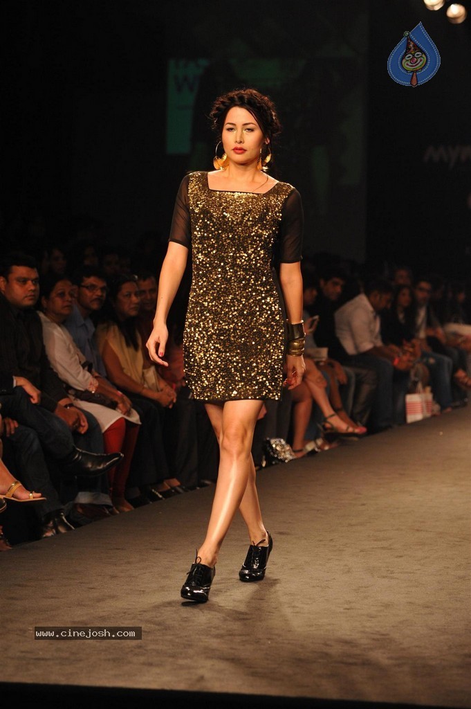Celebs Walks the Ramp at Myntra Fashion Weekend 2014 - 84 / 360 photos