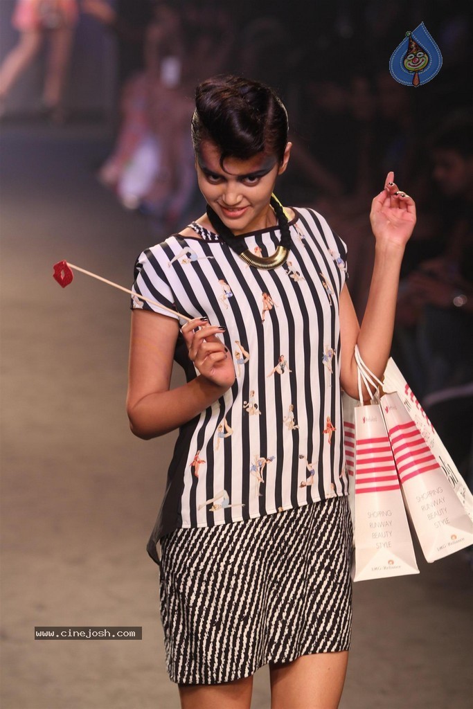 Celebs Walks the Ramp at Myntra Fashion Weekend 2014 - 88 / 360 photos