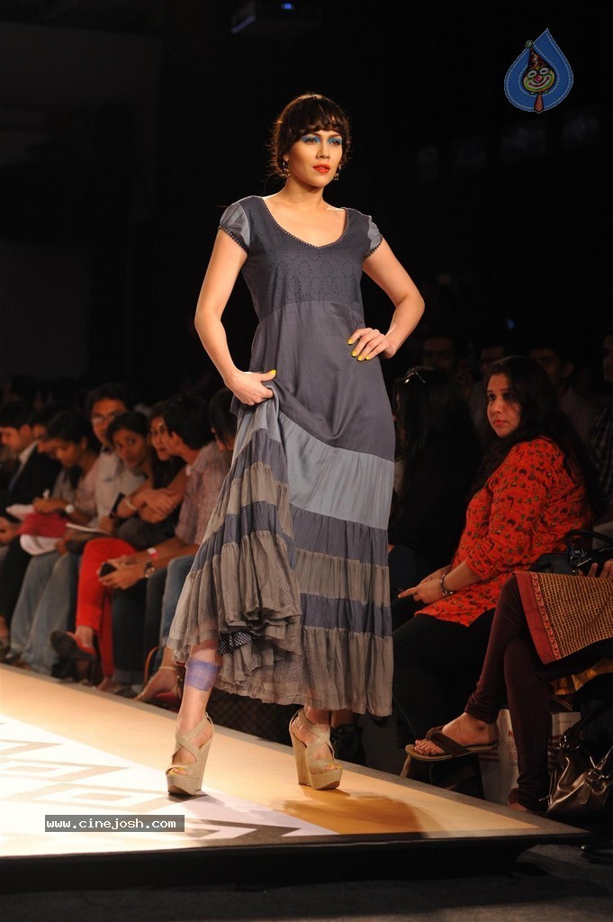 Celebs Walks the Ramp at Myntra Fashion Weekend 2014 - 97 / 360 photos