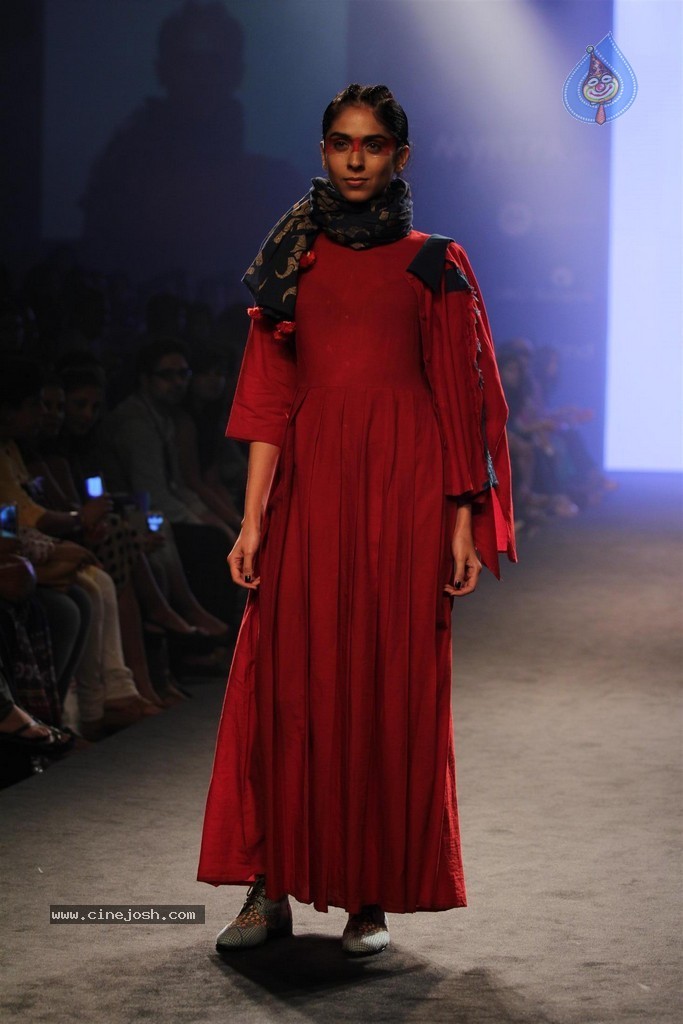Celebs Walks the Ramp at Myntra Fashion Weekend 2014 - 138 / 360 photos