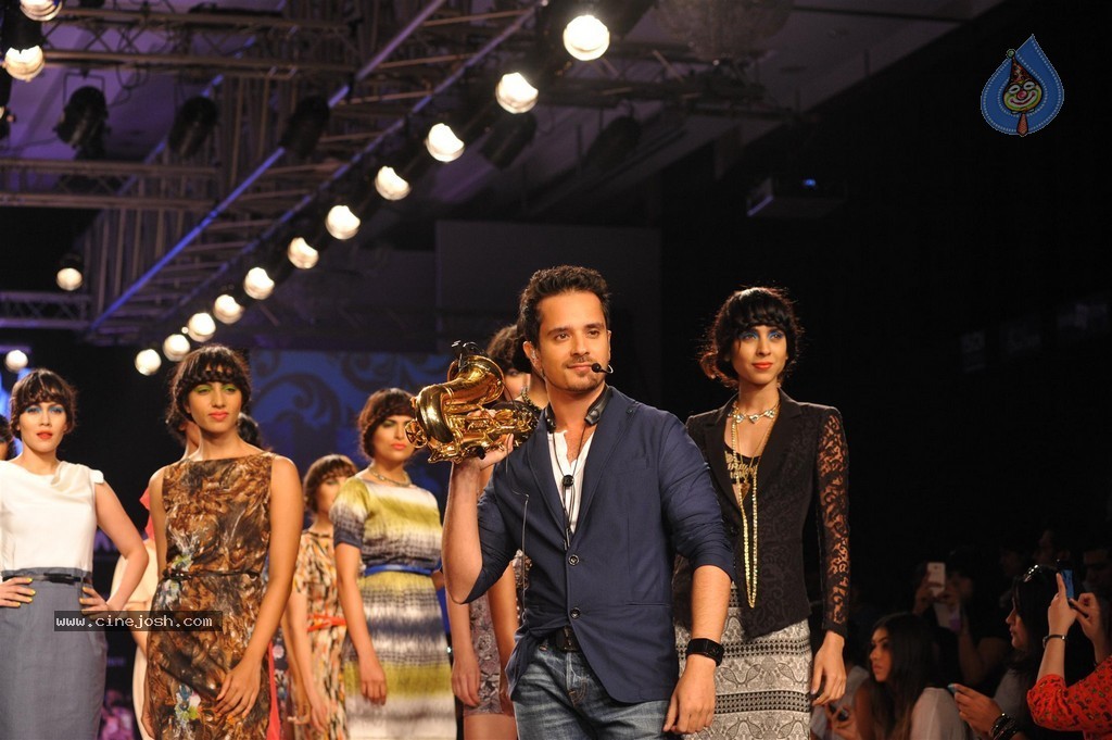 Celebs Walks the Ramp at Myntra Fashion Weekend 2014 - 184 / 360 photos