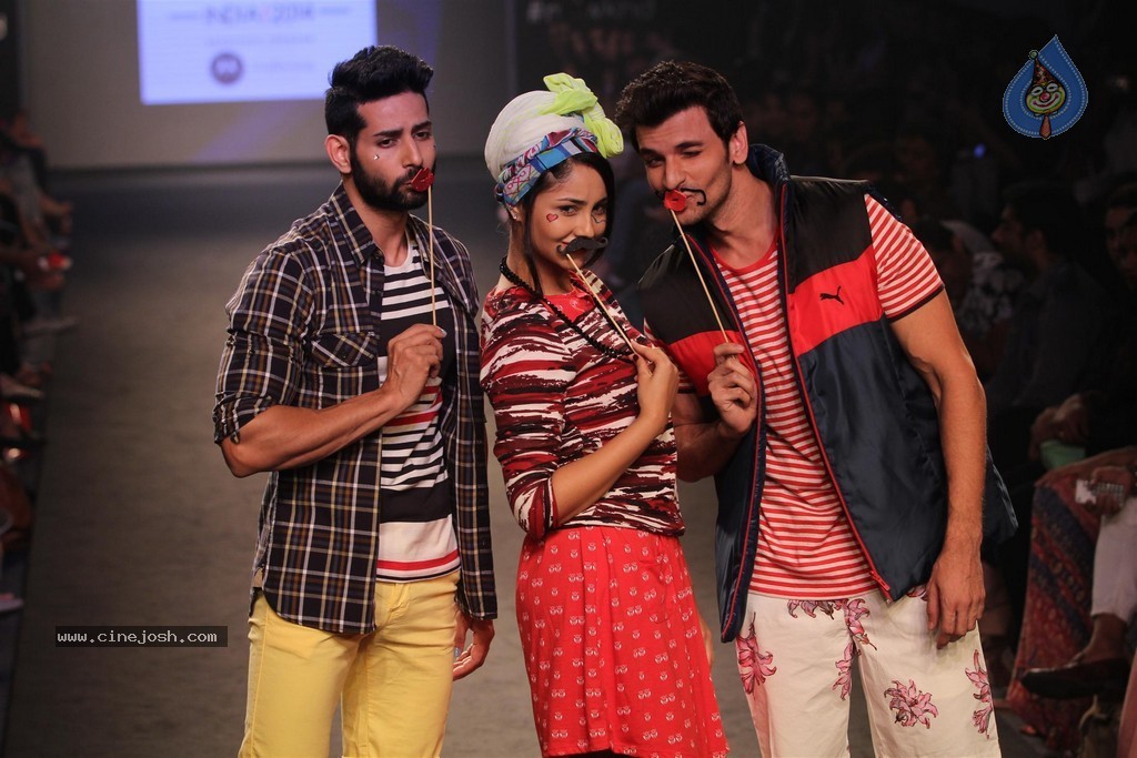 Celebs Walks the Ramp at Myntra Fashion Weekend 2014 - 194 / 360 photos