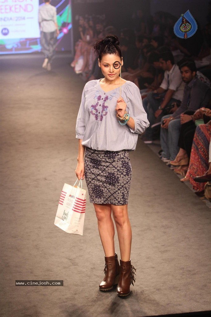 Celebs Walks the Ramp at Myntra Fashion Weekend 2014 - 228 / 360 photos