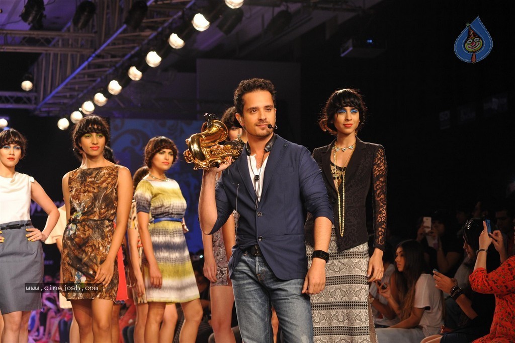 Celebs Walks the Ramp at Myntra Fashion Weekend 2014 - 235 / 360 photos