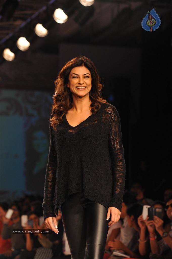 Celebs Walks the Ramp at Myntra Fashion Weekend 2014 - 254 / 360 photos