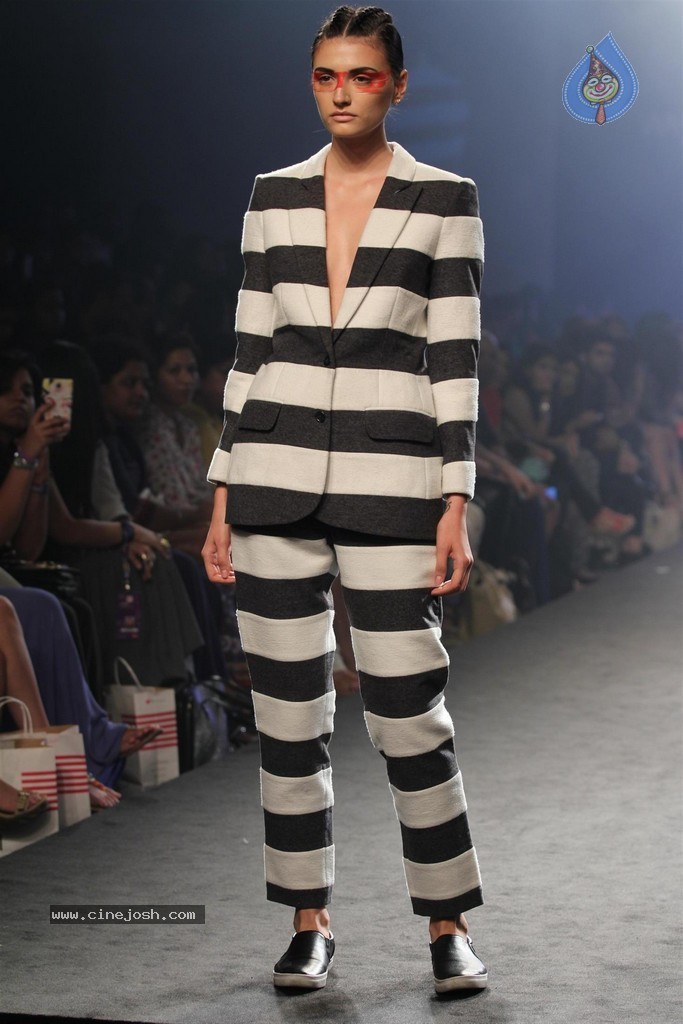 Celebs Walks the Ramp at Myntra Fashion Weekend 2014 - 267 / 360 photos