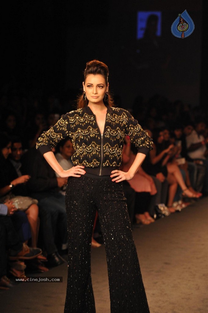 Celebs Walks the Ramp at Myntra Fashion Weekend 2014 - 282 / 360 photos