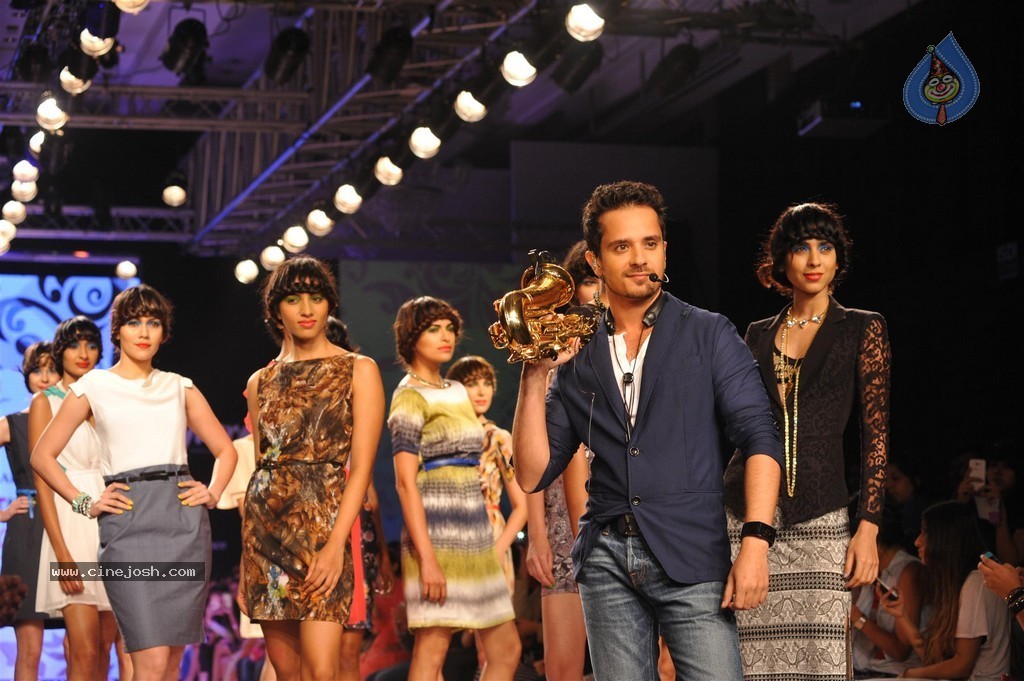 Celebs Walks the Ramp at Myntra Fashion Weekend 2014 - 284 / 360 photos