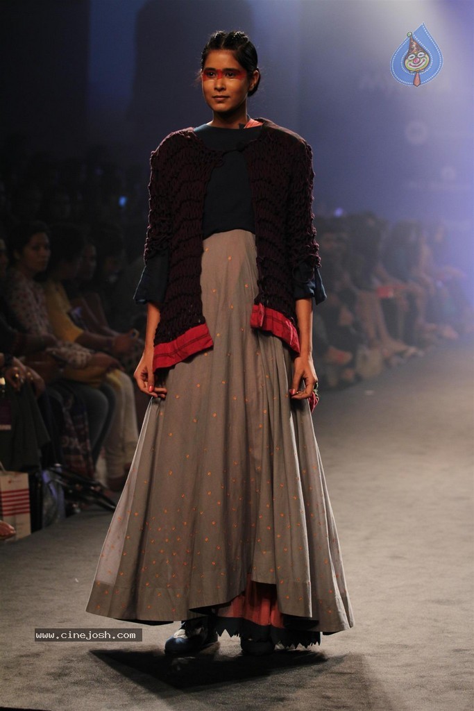 Celebs Walks the Ramp at Myntra Fashion Weekend 2014 - 286 / 360 photos