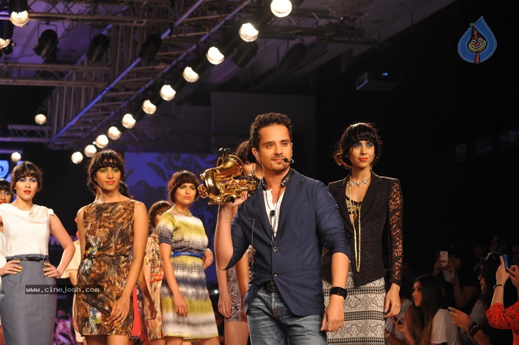 Celebs Walks the Ramp at Myntra Fashion Weekend 2014 - 296 / 360 photos