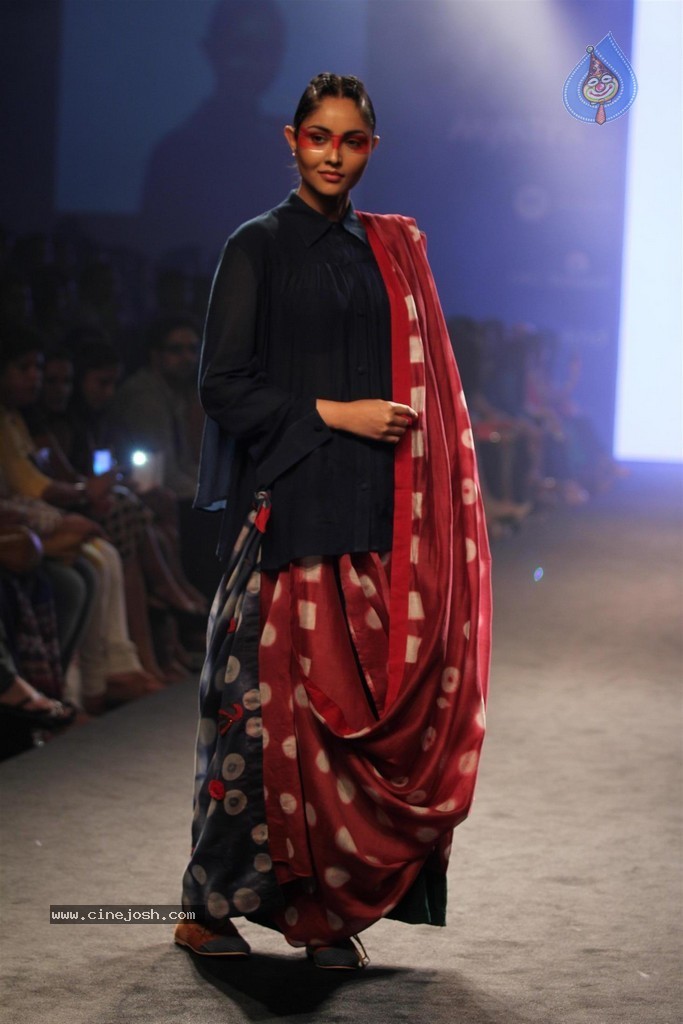 Celebs Walks the Ramp at Myntra Fashion Weekend 2014 - 316 / 360 photos