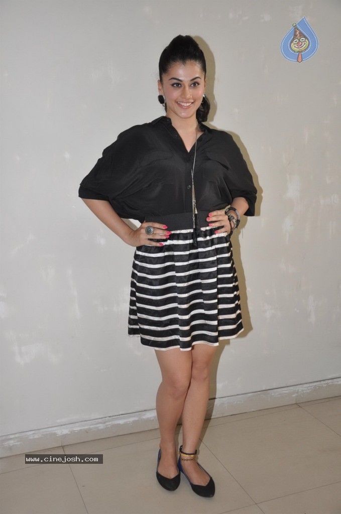 Chashme Baddoor Stars at Mithibai College - 11 / 35 photos