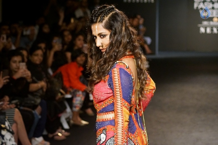 Chitrangada Singh Walks the Ramp at LFW 2017 - 4 / 27 photos