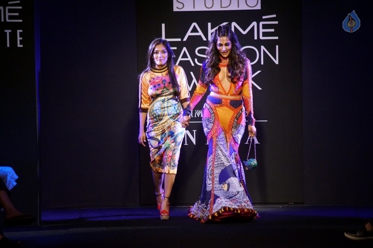 Chitrangada Singh Walks the Ramp at LFW 2017 - 6 / 27 photos