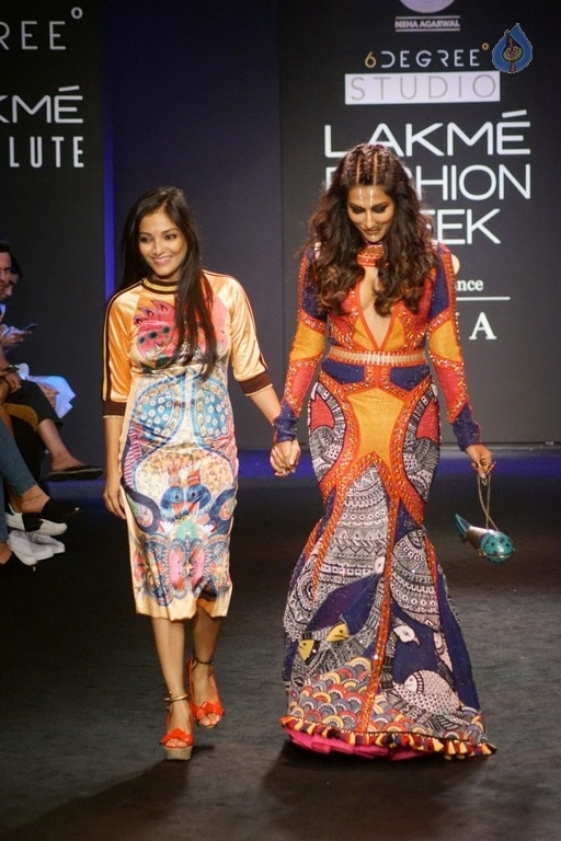 Chitrangada Singh Walks the Ramp at LFW 2017 - 7 / 27 photos