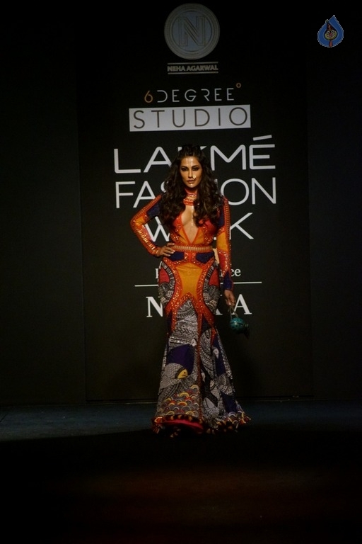 Chitrangada Singh Walks the Ramp at LFW 2017 - 9 / 27 photos