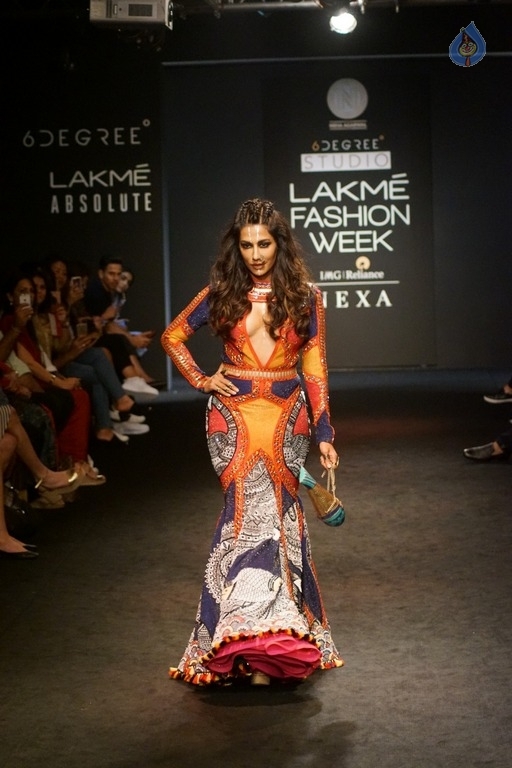 Chitrangada Singh Walks the Ramp at LFW 2017 - 18 / 27 photos