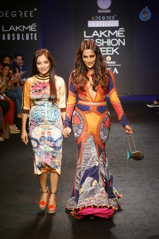 Chitrangada Singh Walks the Ramp at LFW 2017 - 26 / 27 photos