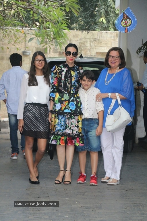Christmas Party At Shashi Kapoor House - 2 / 10 photos