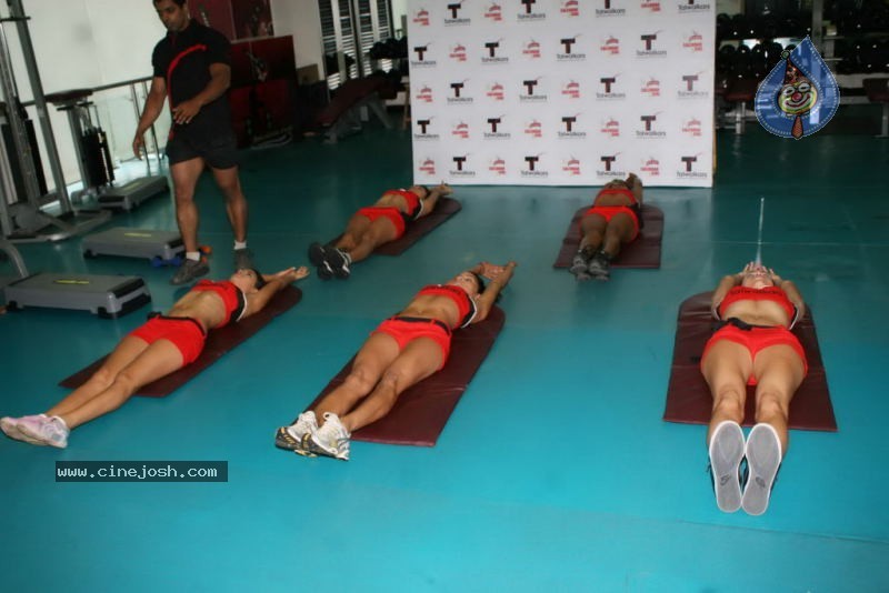 Spicy Kingfisher Calendar Models at Talwalkars Gym  - 28 / 40 photos