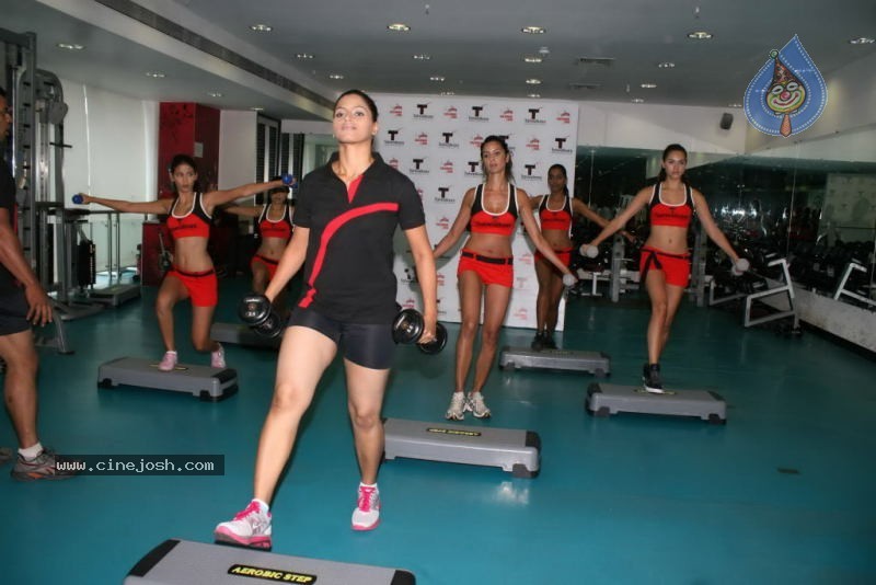 Spicy Kingfisher Calendar Models at Talwalkars Gym  - 36 / 40 photos