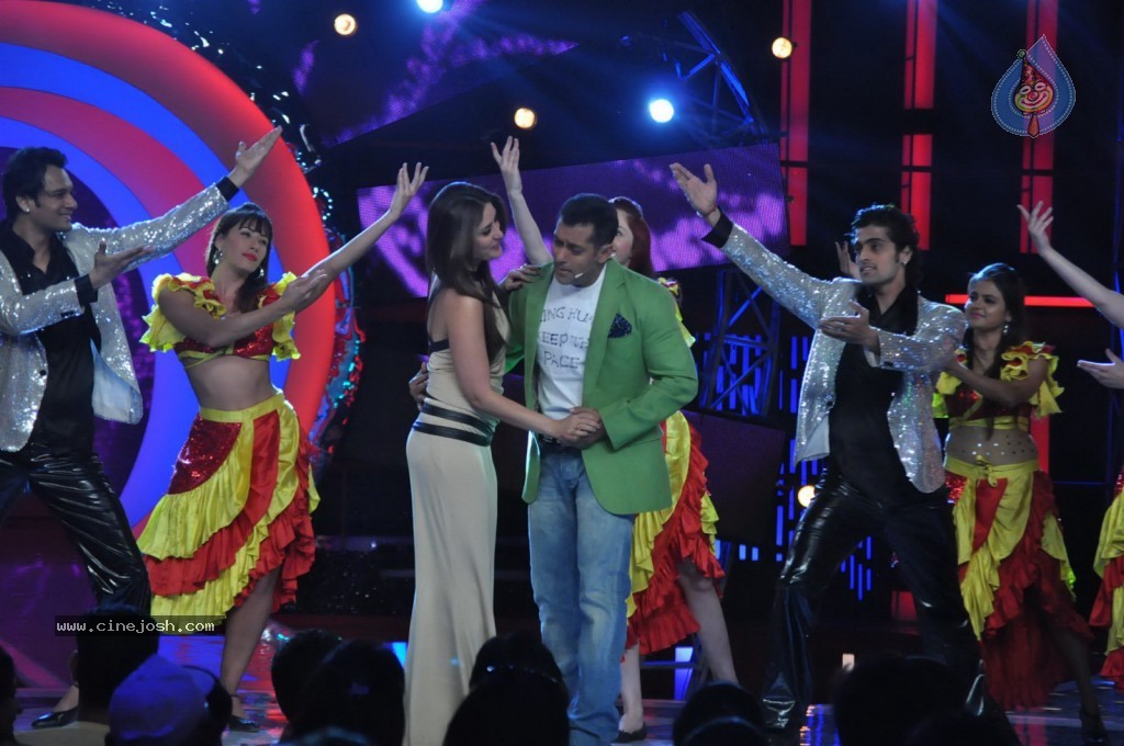 Dabangg 2 Promotion at Bigg Boss 6 Event - 19 / 57 photos