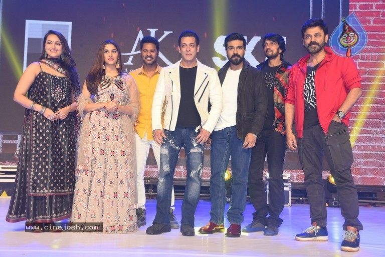 Dabangg 3 Movie Pre Release Event - 20 / 102 photos