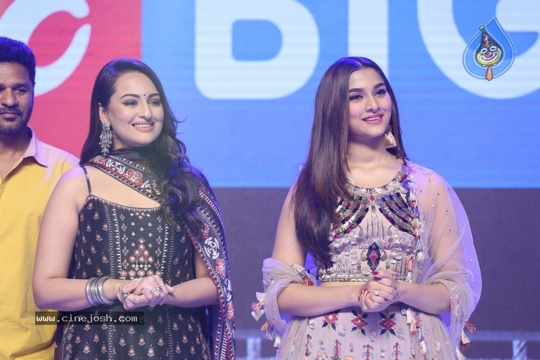 Dabangg 3 Movie Pre Release Event - 29 / 102 photos