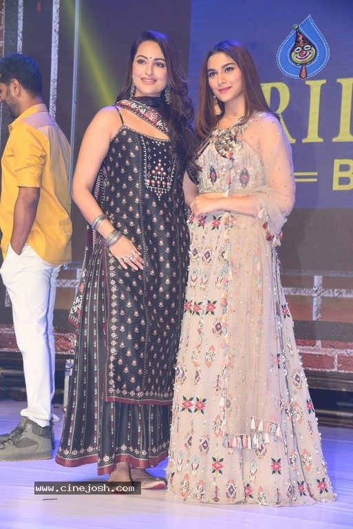 Dabangg 3 Movie Pre Release Event - 71 / 102 photos