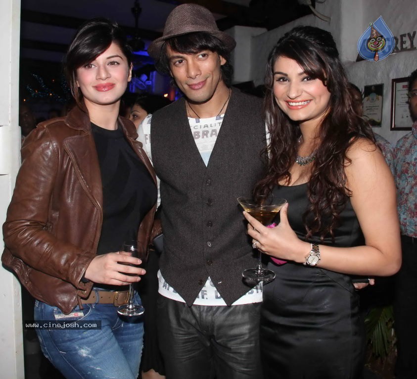 Dabboo Ratnani Calendar 2012 Launch - 23 / 150 photos