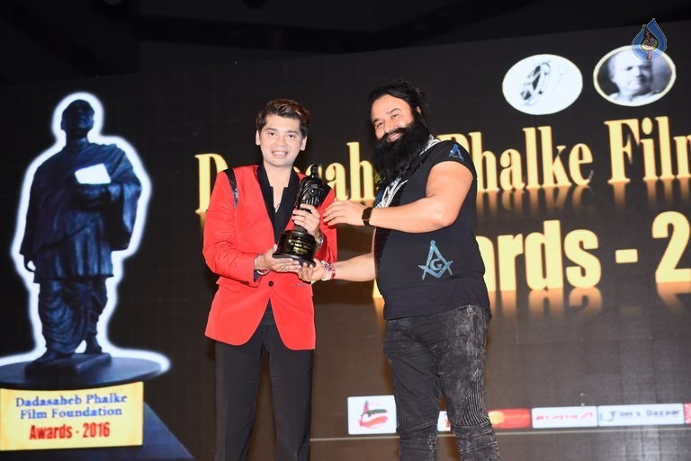 Dadasaheb Phalke Film Foundation Awards 2016 - 18 / 42 photos