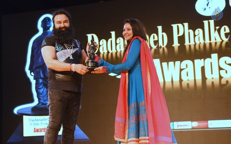 Dadasaheb Phalke Film Foundation Awards 2016 - 32 / 42 photos