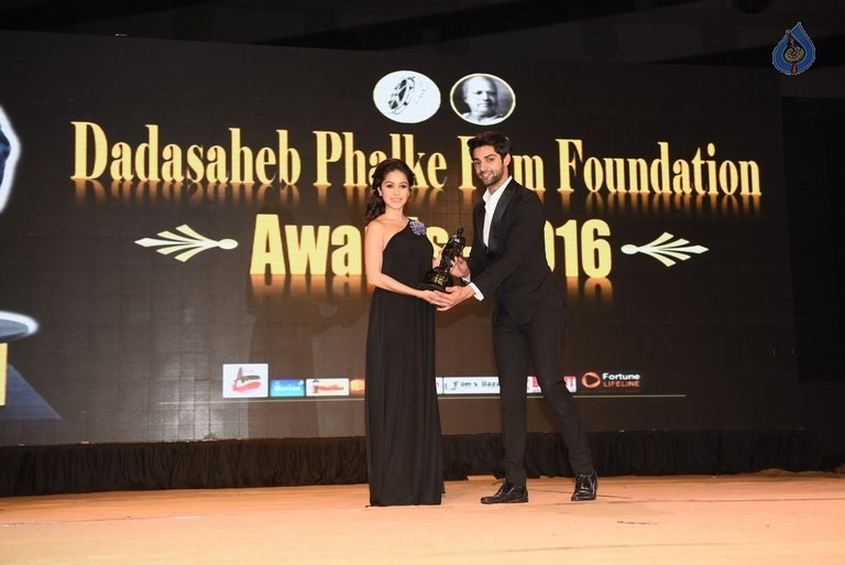 Dadasaheb Phalke Film Foundation Awards 2016 - 33 / 42 photos