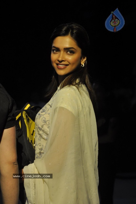 Deepika n Neil at Lafangey Parindey Media Meet - 7 / 43 photos