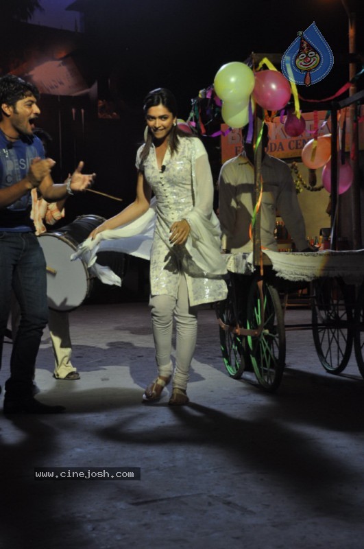 Deepika n Neil at Lafangey Parindey Media Meet - 25 / 43 photos