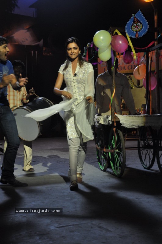 Deepika n Neil at Lafangey Parindey Media Meet - 26 / 43 photos