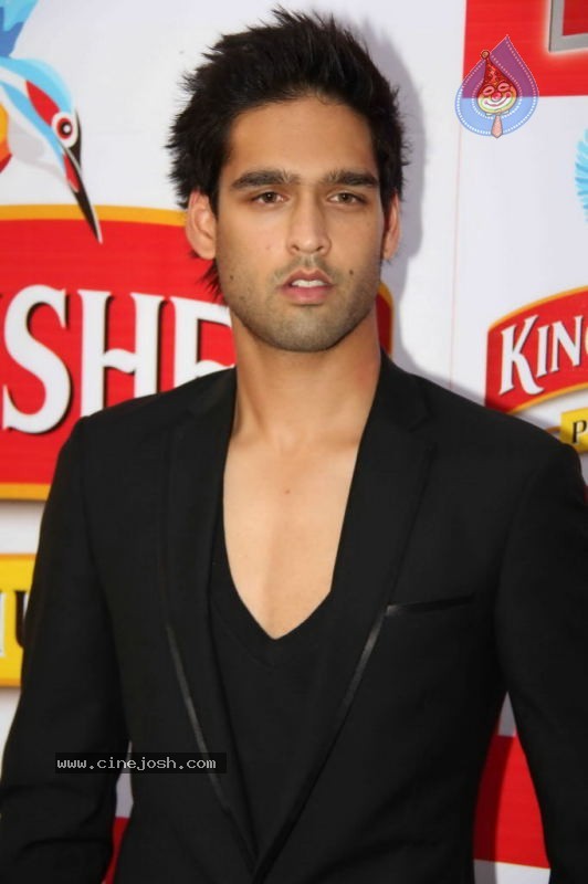 Deepika n Siddharth with Kingfisher Calendar Babes - 32 / 60 photos