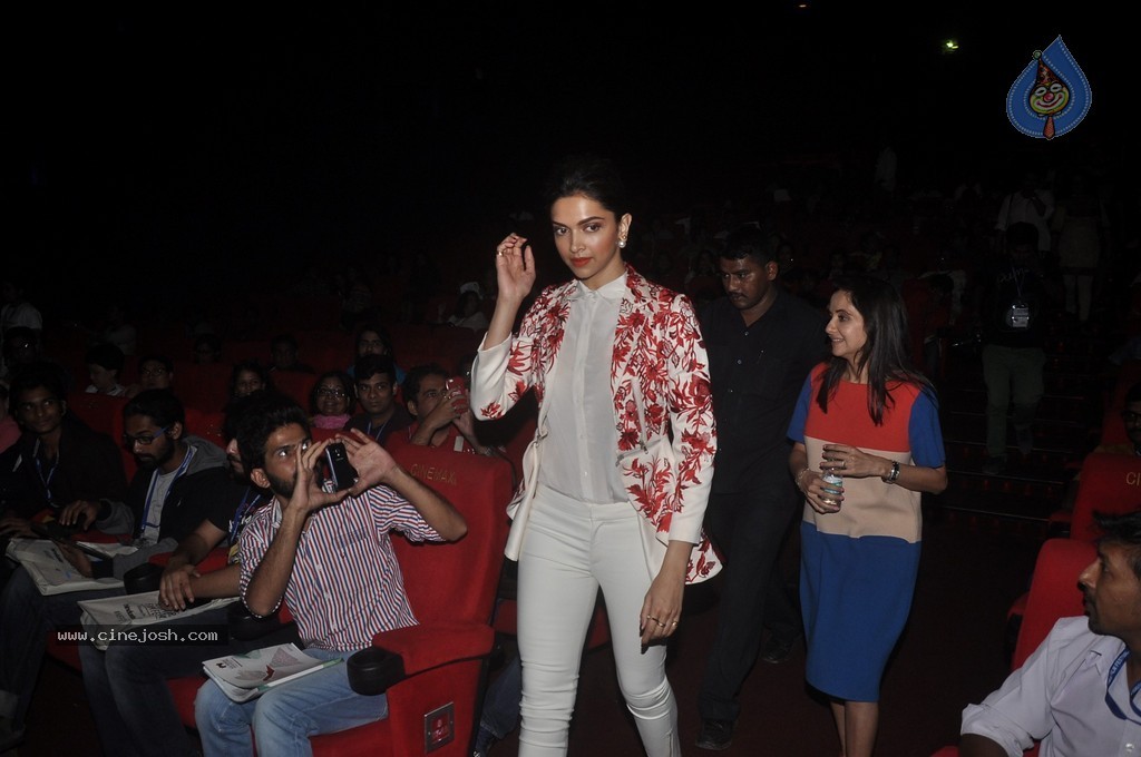 Deepika Padukone at MFF 2014 - 12 / 41 photos